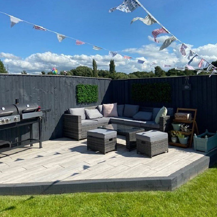 Customer Garden Living Room 